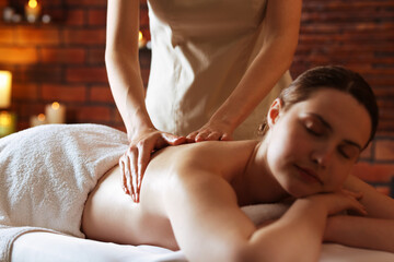 Obraz premium Woman receiving back massage with oil in spa salon