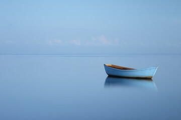 Naklejka premium serene scene featuring balinese vessel on tranquil waters emphasizing ultrabright blue hues