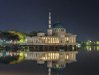 Obraz premium The Kuching Floating Mosque is a stunning architectural landmark in Kuching Sarawak, Malaysia