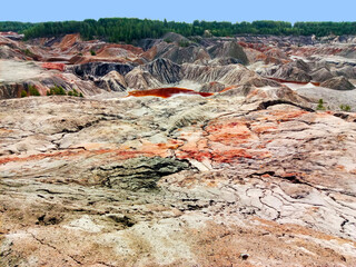 Quarry for the extraction of multi-colored clay