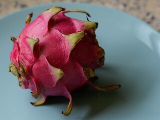 Fruta Pitaya no prato azul