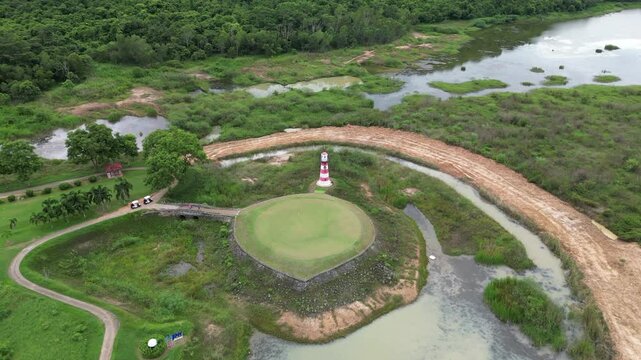 파타야 가성비 최고 뿌딸루앙 골프장의 골프코스, 골프장을 상징하는 이정표 등대 조형물