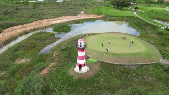 파타야 가성비 최고 뿌딸루앙 골프장의 골프코스, 골프장을 상징하는 이정표 등대 조형물