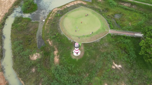 파타야 가성비 최고 뿌딸루앙 골프장의 골프코스, 골프장을 상징하는 이정표 등대 조형물