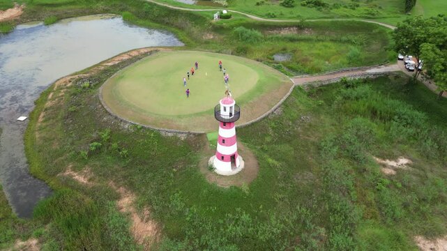 파타야 가성비 최고 뿌딸루앙 골프장의 골프코스, 골프장을 상징하는 이정표 등대 조형물