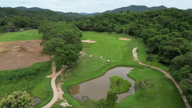 파타야 가성비 최고 뿌딸루앙 골프장의 골프코스, 골프장을 상징하는 이정표 등대 조형물
