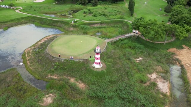 파타야 가성비 최고 뿌딸루앙 골프장의 골프코스, 골프장을 상징하는 이정표 등대 조형물