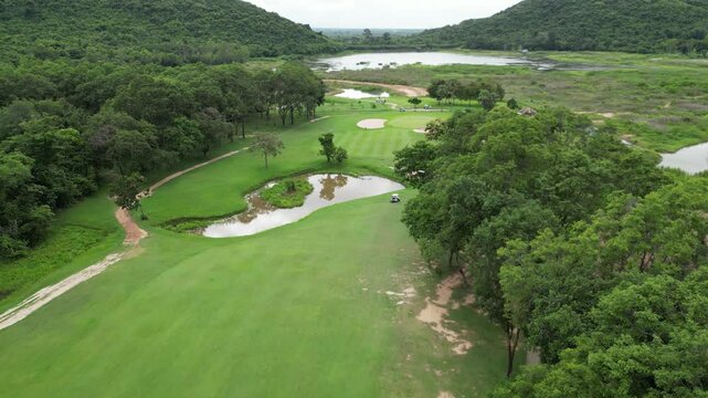 파타야 가성비 최고 뿌딸루앙 골프장의 골프코스, 골프장을 상징하는 이정표 등대 조형물