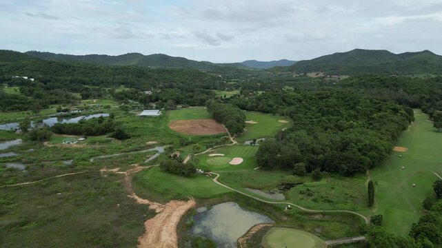파타야 가성비 최고 뿌딸루앙 골프장의 골프코스, 초록색&nbsp;골프장&nbsp;필드와&nbsp;그린의&nbsp;가슴이&nbsp;뻥뚫리는&nbsp;풍경 
