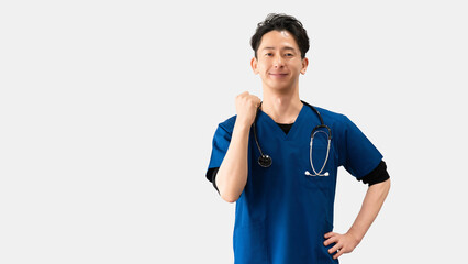 ガッツポーズをする医療スタッフの男性
