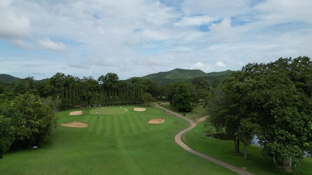 파타야 가성비 최고 뿌딸루앙 골프장의 골프코스, 초록색&nbsp;골프장&nbsp;필드와&nbsp;그린의&nbsp;가슴이&nbsp;뻥뚫리는&nbsp;풍경 
