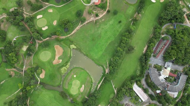 파타야 가성비 최고 뿌딸루앙 골프장의 골프코스, 초록색&nbsp;골프장&nbsp;필드와&nbsp;그린의&nbsp;가슴이&nbsp;뻥뚫리는&nbsp;풍경 
