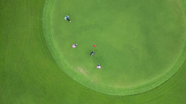 파타야 가성비 최고 뿌딸루앙 골프장의 골프코스, 초록색&nbsp;골프장&nbsp;필드와&nbsp;그린의&nbsp;가슴이&nbsp;뻥뚫리는&nbsp;풍경 
