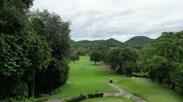 파타야 가성비 최고 뿌딸루앙 골프장의 골프코스, 초록색&nbsp;골프장&nbsp;필드와&nbsp;그린의&nbsp;가슴이&nbsp;뻥뚫리는&nbsp;풍경 
