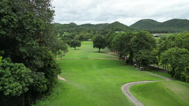 파타야 가성비 최고 뿌딸루앙 골프장의 골프코스, 초록색&nbsp;골프장&nbsp;필드와&nbsp;그린의&nbsp;가슴이&nbsp;뻥뚫리는&nbsp;풍경 
