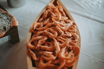 Un plat de crevettes servit par les traiteurs pendant le vin d'honneur d'un mariage