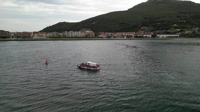 Barca Laredo Santo&ntilde;a El Puntal Mar Cant&aacute;brico Cantabria
