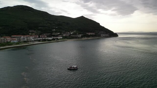 Barca Laredo Santo&ntilde;a El Puntal Mar Cant&aacute;brico Cantabria