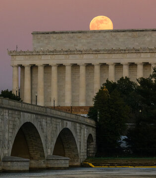 A full moon sets behind the Lincoln Memorial in Washington, D.C. at dawn. Image courtesy of NASA