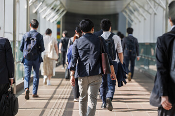 通勤するビジネスマンたちの後ろ姿　東京