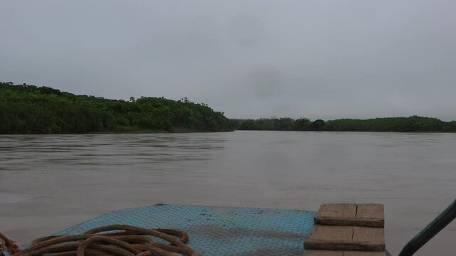 Deslizador navegando sobre las aguas del rio Amazonas en la amazonia peruana, en una ma&ntilde;ana sin sol  con mucha niebla