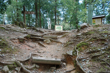 Obraz premium 日本：吉田郡山城跡／斜面の上に二ノ丸跡【日本100名城・国史跡】広島県安芸高田市