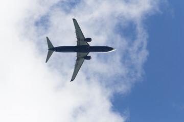 Obraz premium A Commercial Airplane Flying High in Flight Against a Beautiful, Cloudy Sky Backdrop