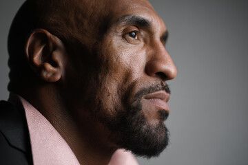 Obraz premium portrait of master of ceremonies with solemn expression positioned on left side of frame