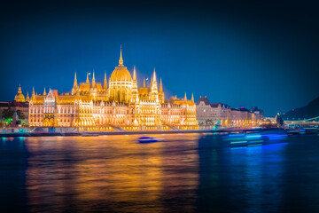 Obraz premium Fantastic night view of Hungarian Parliament building. Gorgeous summer cityscape of Budapest - capital of Hungary, Europe. Traveling concept background.