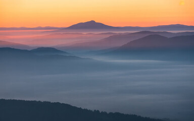 Obraz premium Majestic Sunrise Over Misty Mountains Scenic Landscape View