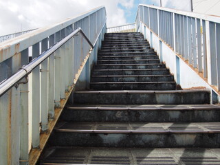 曇り空に続く朽ちた階段