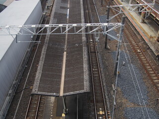 駅のプラットホームと線路（俯瞰）