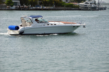 Obraz premium High-end cabin cruiser on the Florida `intra-Coastal Waterway'