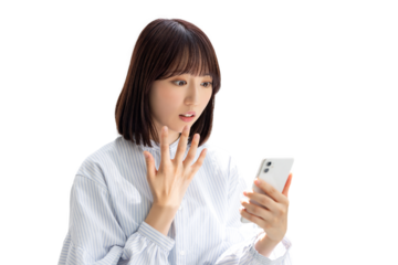 スマホの画面を見て驚く女性・ビジネスウーマン（背景透過PNG）