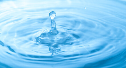 美しい水滴のアクション	