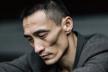 Obraz premium portrait of traditional wushu master in deep thought captured in dynamic moment