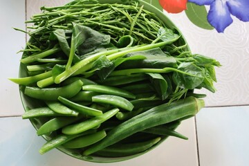 Green okra boiled with vegetables for good health