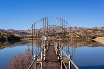 Ponton sur le lac de retenue du barrage Avis en Namibie