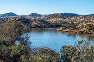 Lac dans le centre de la Namibie durant l'hiver austral