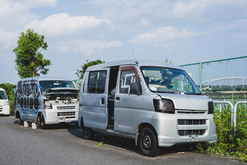 路上に置かれた放置車両