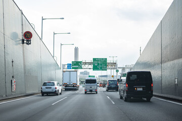 高速道路を走行する車