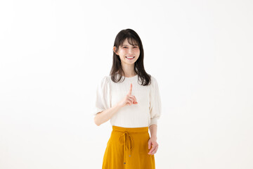 指を立てるポーズの女性