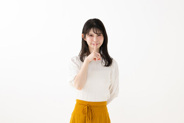 指を立てるポーズの女性