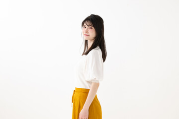 振り返る女性