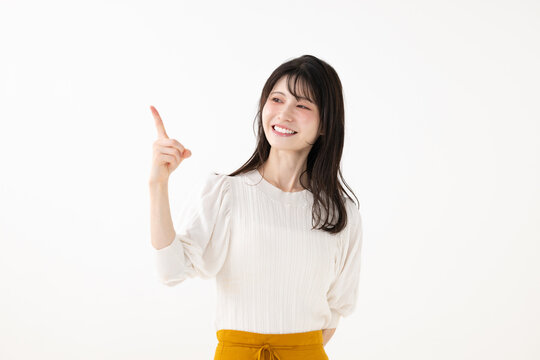 指差しをする若い女性