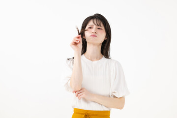 髪の毛を気にする女性