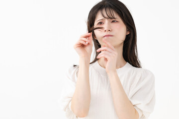 髪を気にする女性