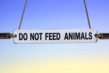 Obraz premium Do not feed animals board isolated on gradient background
