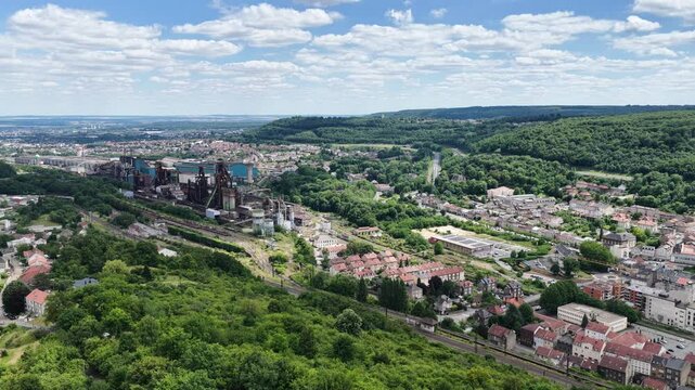 vue a&eacute;rienne sur Hayange et sur l'ancien site sid&eacute;rurgique avec les vestiges des hauts fourneaux de la vall&eacute;e de la Fensch en Lorraine