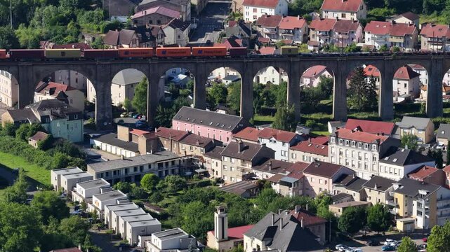 Construit entre 1860 et 1862 par la compagnie belge des Chemins de fer, le viaduc de Knutange enjambe la vallée et la Fensch à 24 mètres de hauteur. Long de 323 mètres, il compte dix-huit arches.